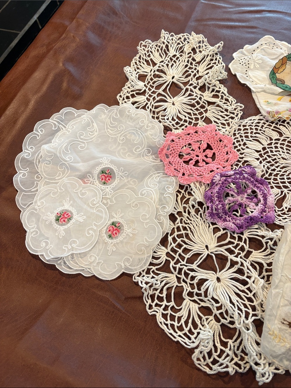 Lot of vintage doilies and linens - Picture 3 of 5